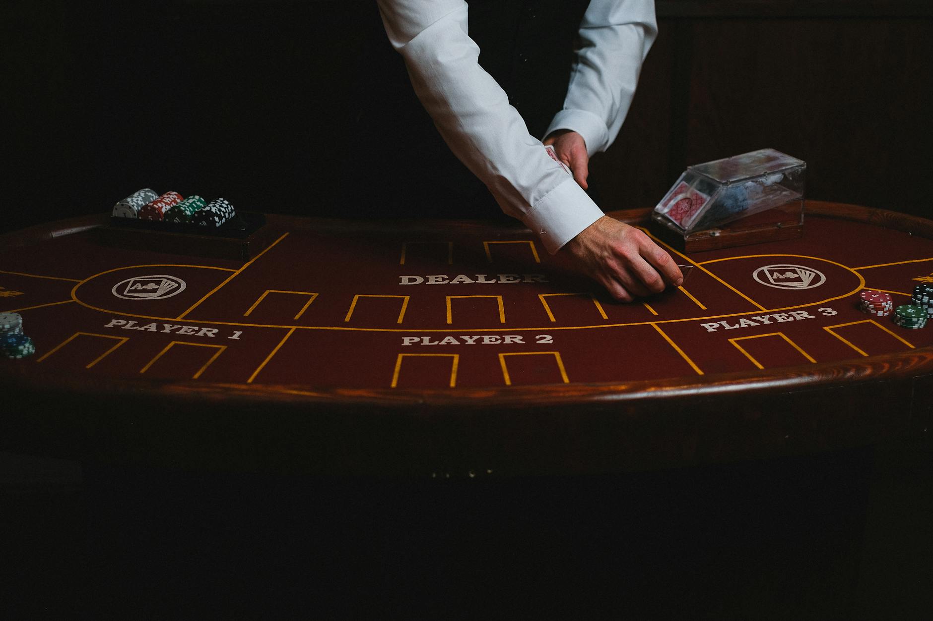 Cận cảnh bàn baccarat trực tuyến với bài và chip đặt cược