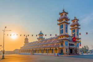 Cận cảnh bộ bài cào trên bàn chơi với các lá bài đang được chia